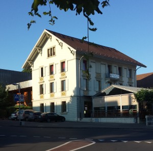 2013 L'hôtel de Ville de Bussigny-près-Lausanne avec le couvert du restaurant.