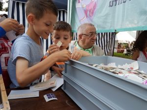 Les Jeunes ont du plaisir à choisir des timbres au stand de la SPR, qui est présent au Festival FestiMixx 2018 à Renens.